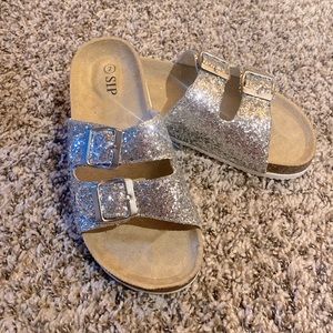 Girls NWOT sandals. Glitter, super comfy!